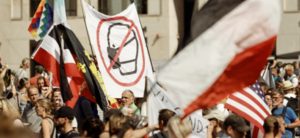 Coronaproteste mit Reichsflagge